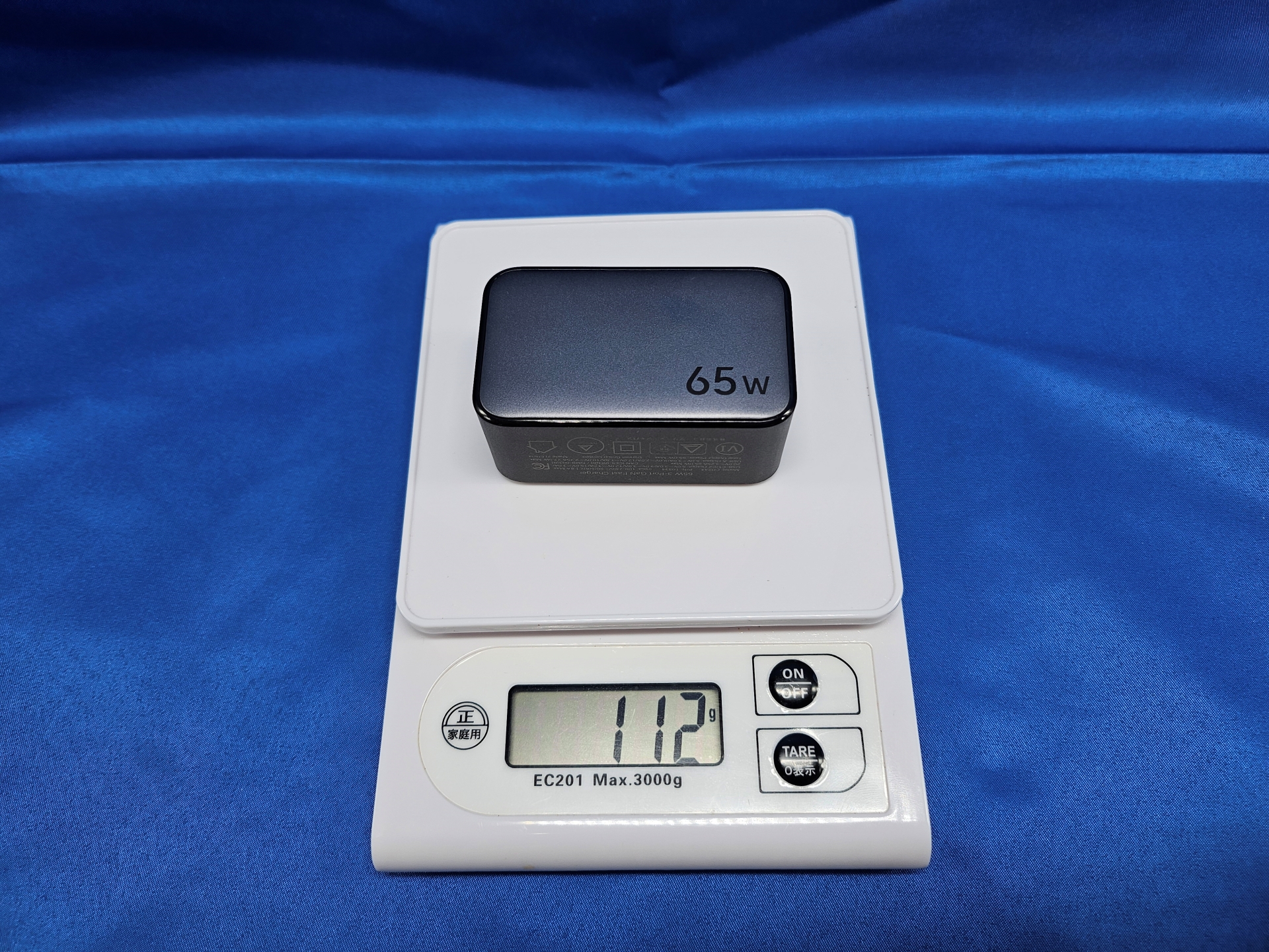 質量は約112g（筆者調べ）。65W急速充電器としてはかなり軽量で持ち運びも快適