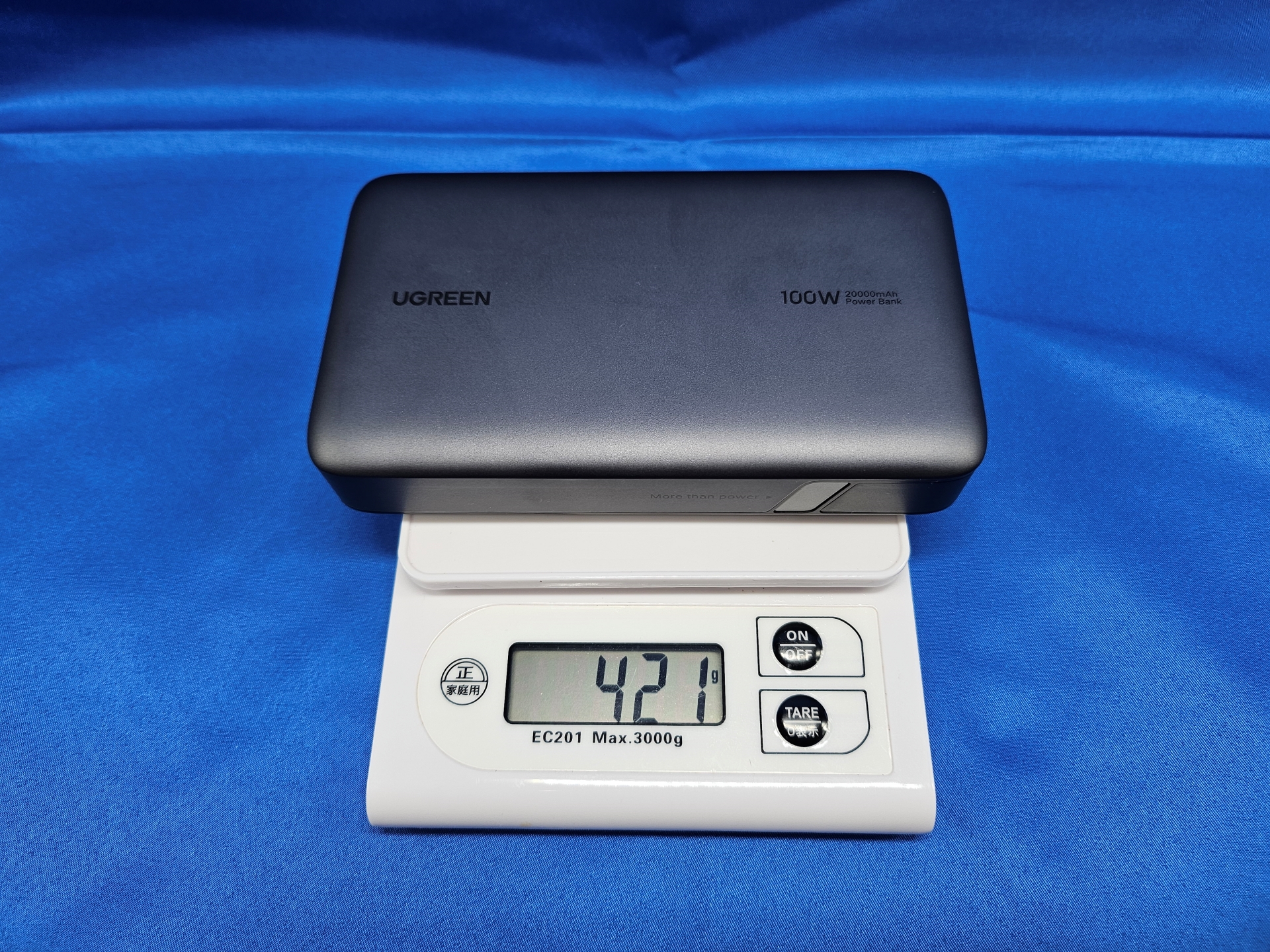 重さは約421g（筆者調べ）とややヘビーだが、バッテリー容量を考えれば納得だろう