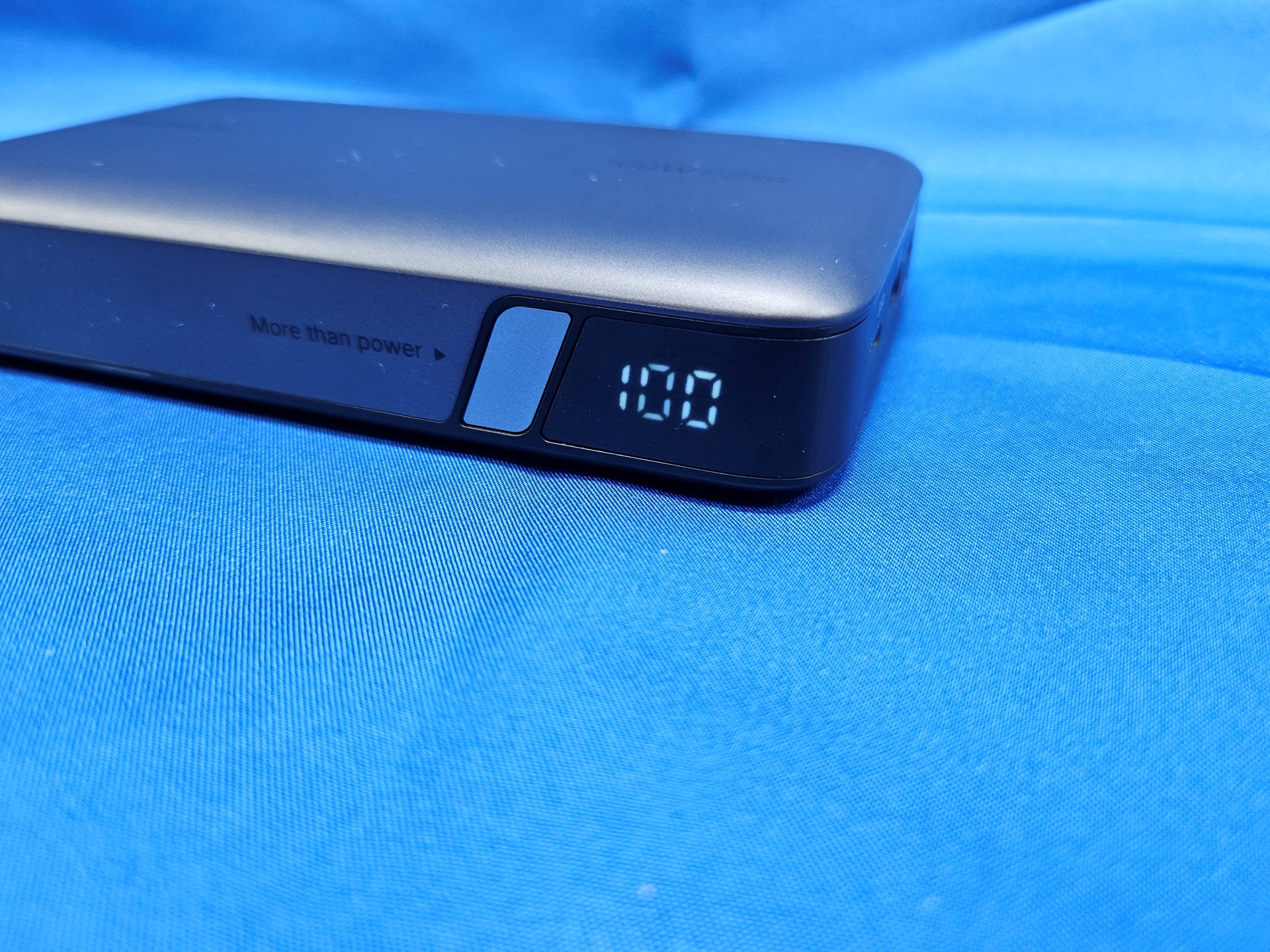 本体側面のディスプレイからモバイルバッテリーの電池残量が確認できるのも安心ポイントだ