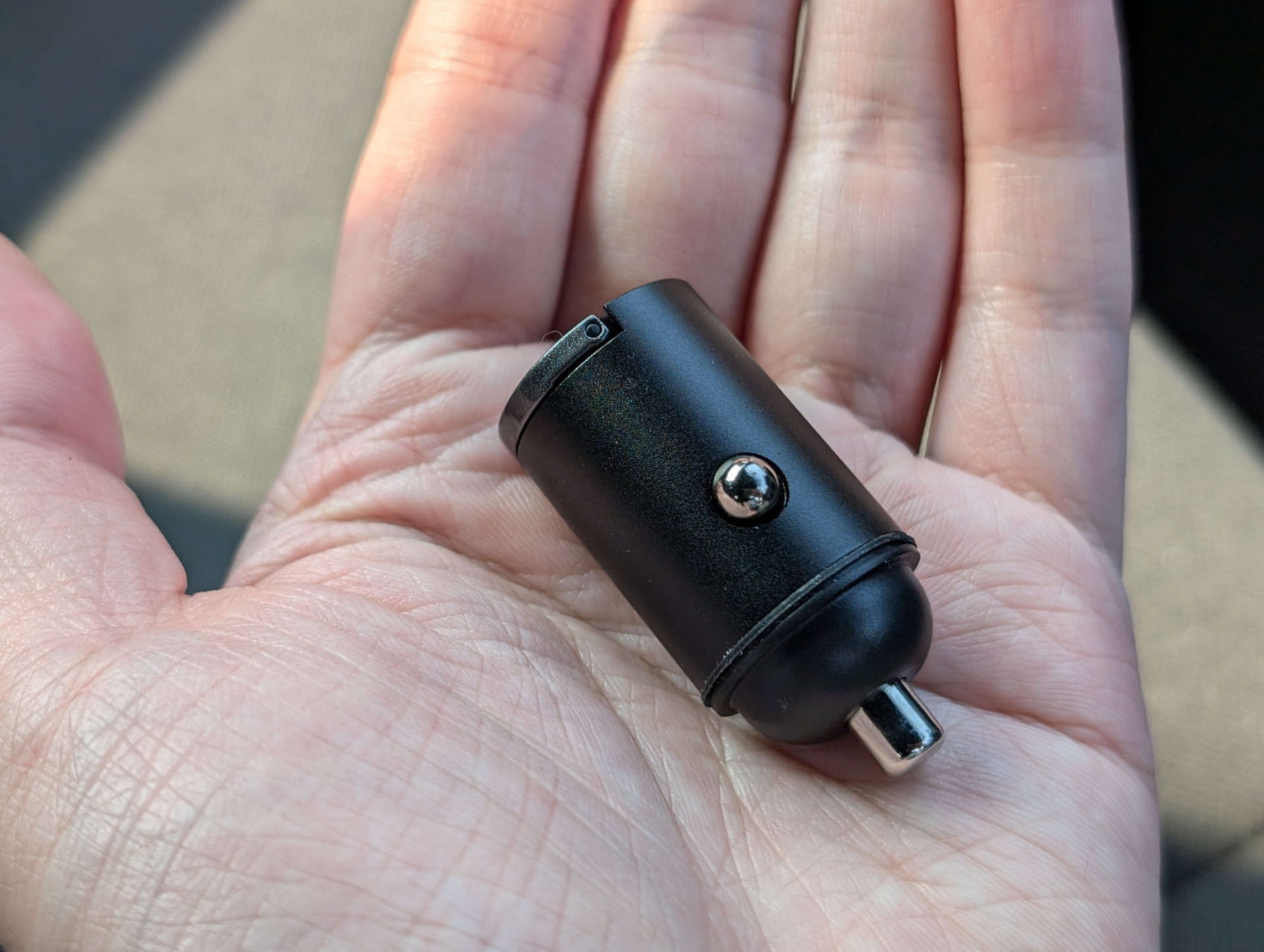 こんなに小さい。難点はほかにシガーソケットを使うときに外す必要があるくらいか