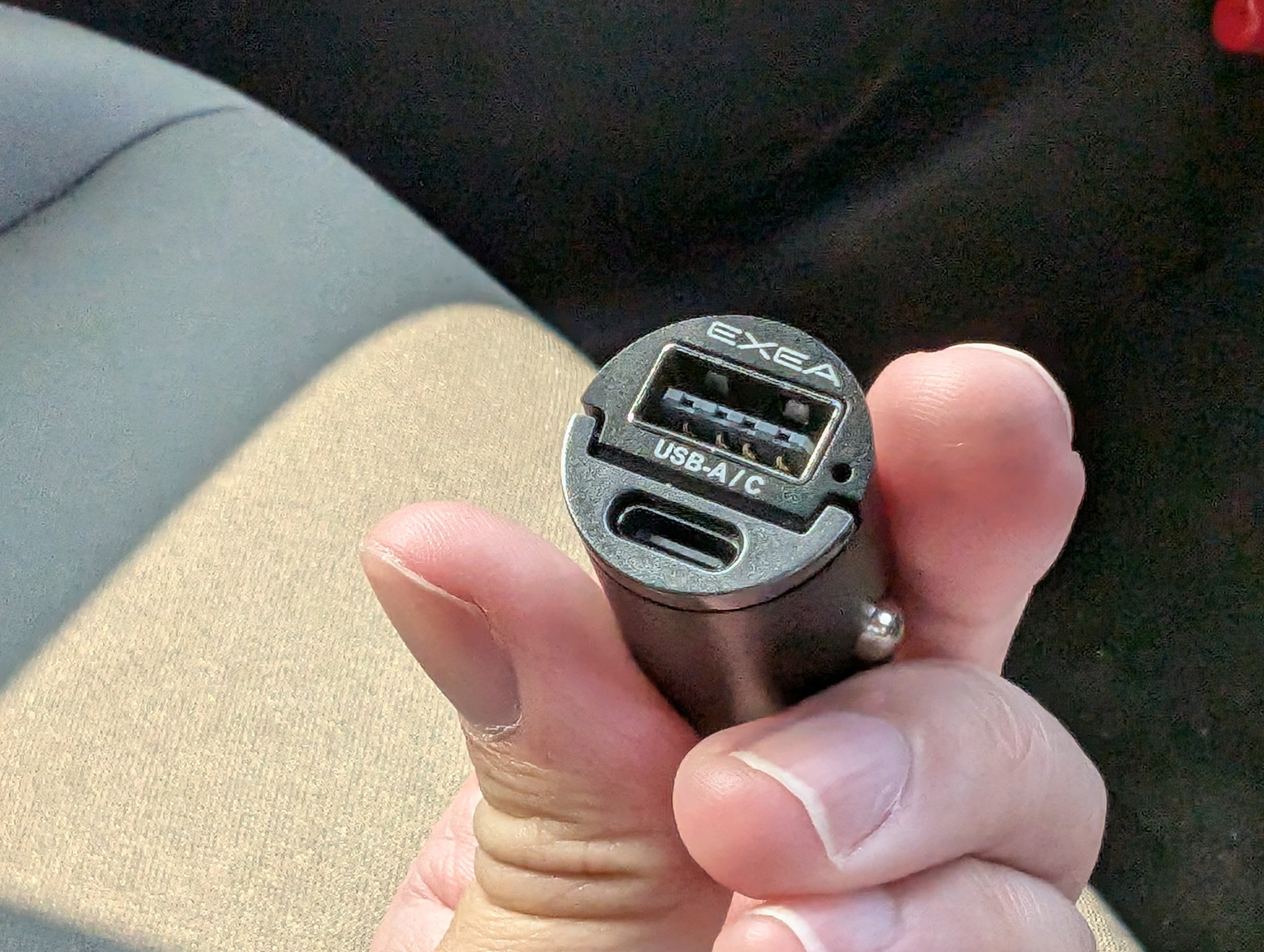 こんなに小さい。難点はほかにシガーソケットを使うときに外す必要があるくらいか