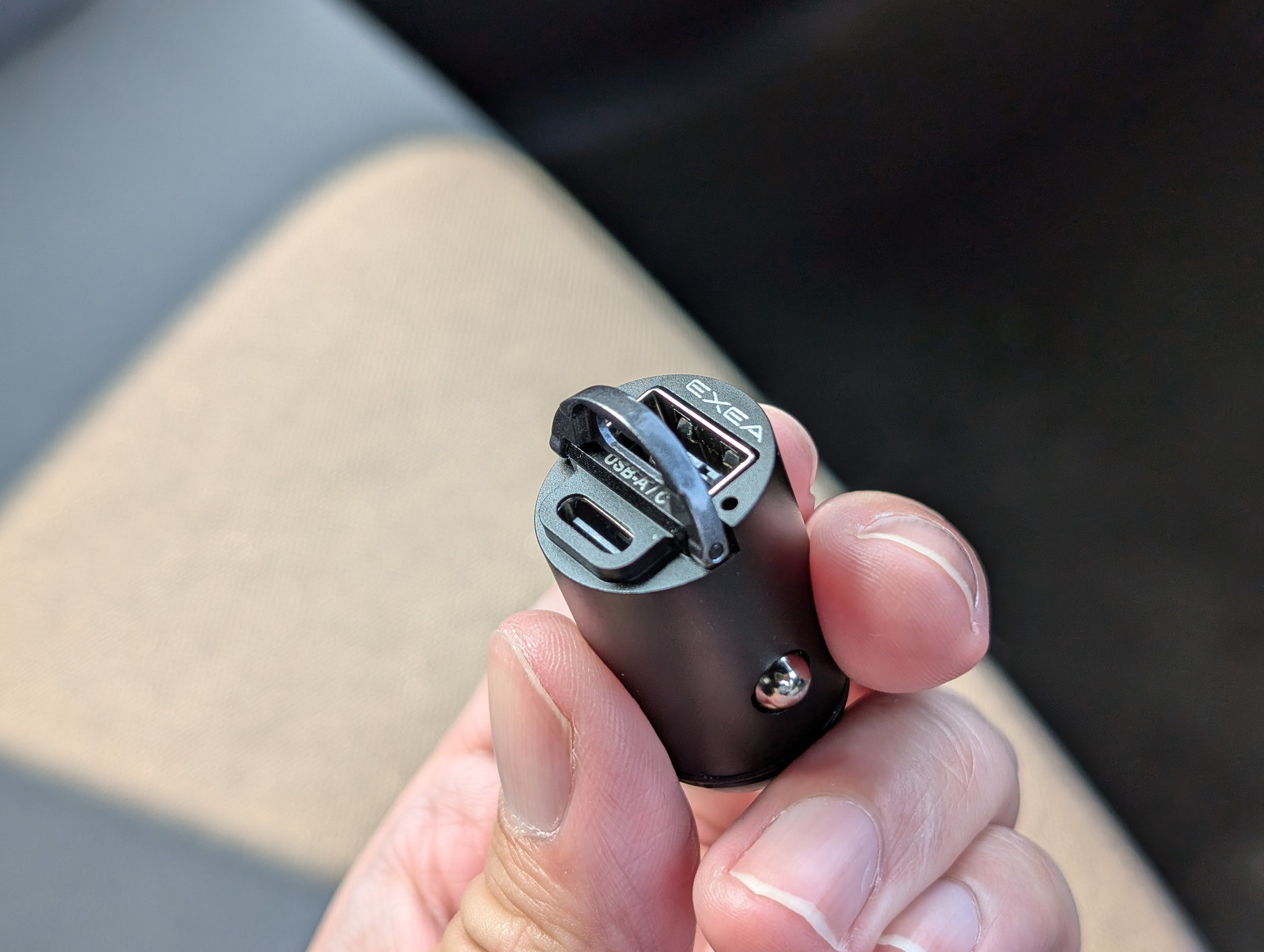 一度着けたら取れないじゃん、と思うかもしれないがType-Cポート側に本体を外す用の取っ手がある。起こして持ち上げるだけ