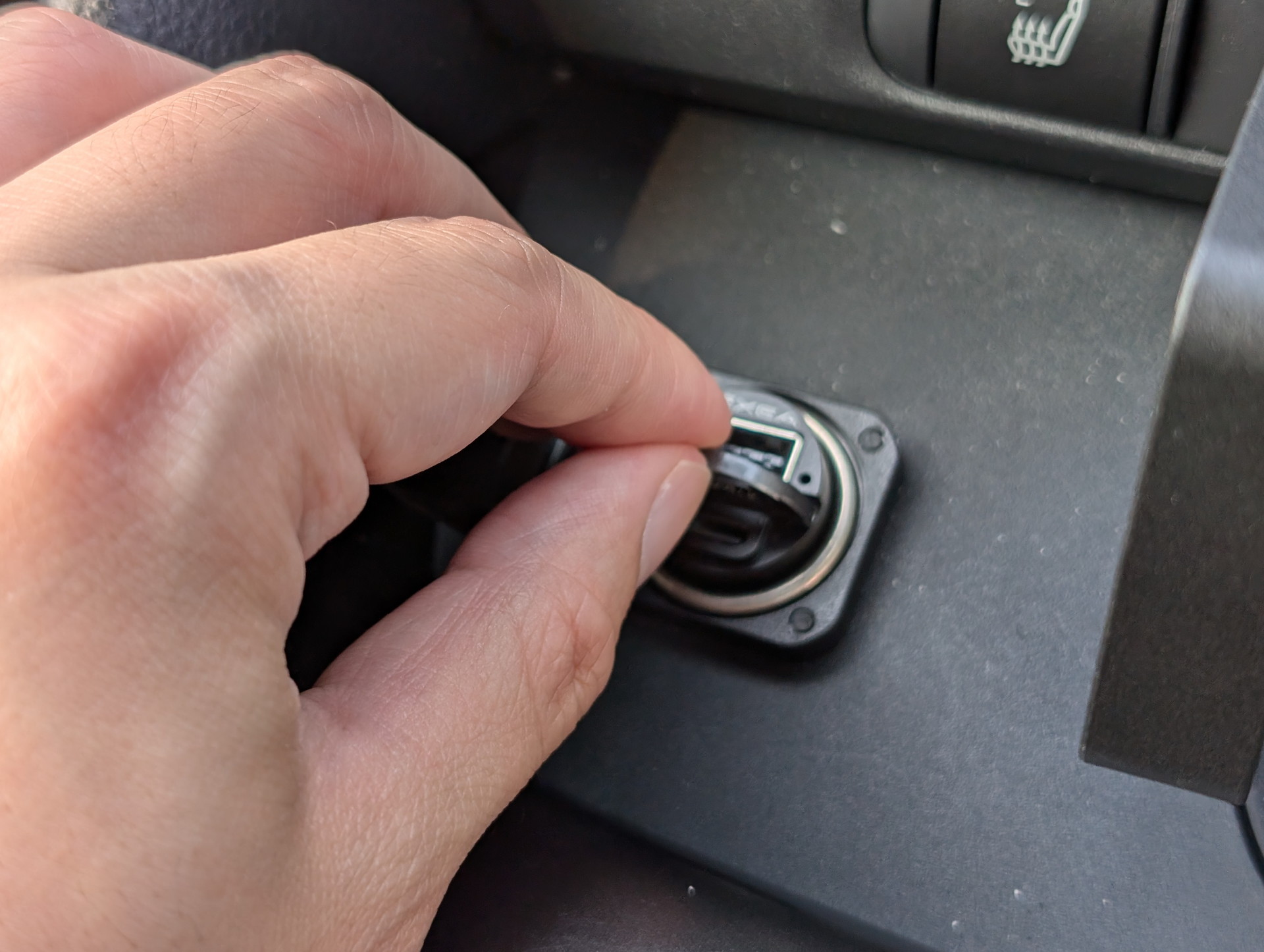 一度着けたら取れないじゃん、と思うかもしれないがType-Cポート側に本体を外す用の取っ手がある。起こして持ち上げるだけ