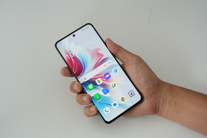 約6.7インチの有機ELディスプレイを搭載するOPPO Reno11 A。解像度は2412×1080