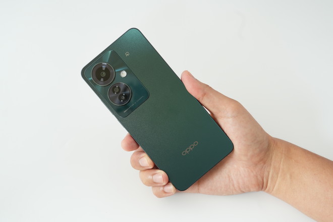 ダークグリーンの背面パネルは「OPPO Glow」という独自加工が施されており、光の当たり方で表情が変わる