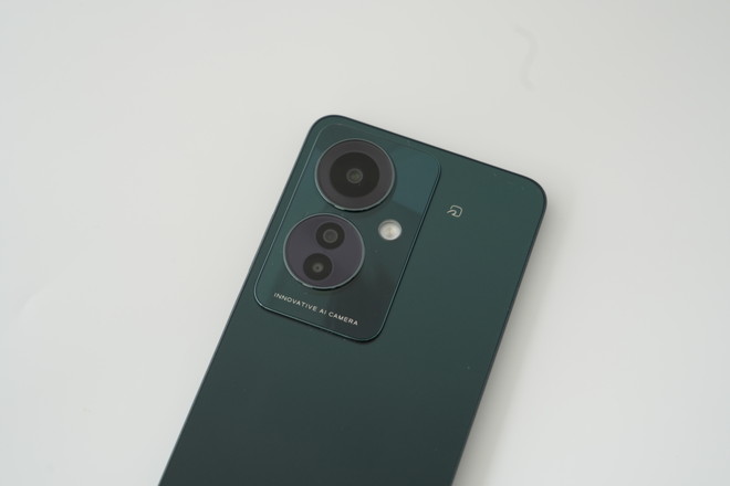 約6400万画素をメインとするトリプルカメラを搭載