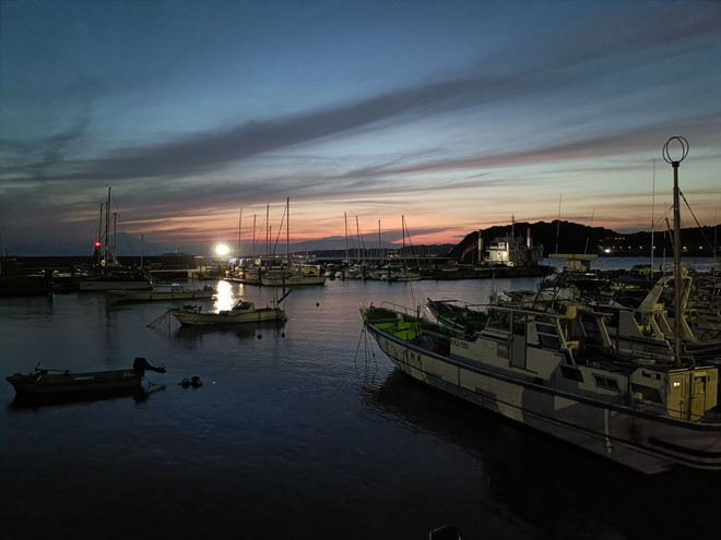 ナチュラルな色で写り、夕景や夜景もきれいに撮影できる