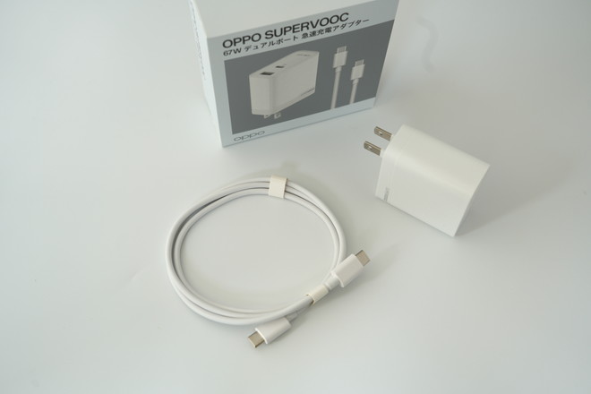 IIJmioでは、OPPO純正の67W デュアルポート 急速充電アダプターもセットで購入できる