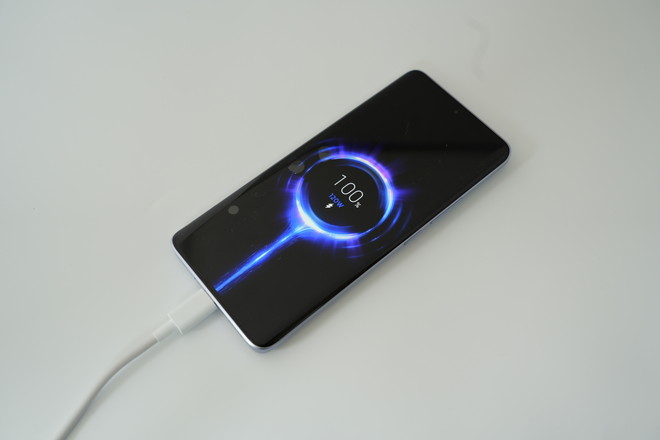 同梱の120Wの急速充電器でスピーディーに充電できる