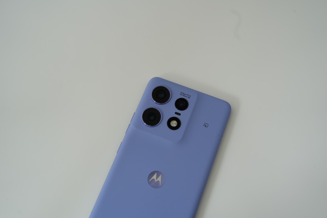 超広角（120度）から光学3倍の望遠までをカバーするトリプルカメラを搭載。超広角カメラはマクロ撮影にも対応