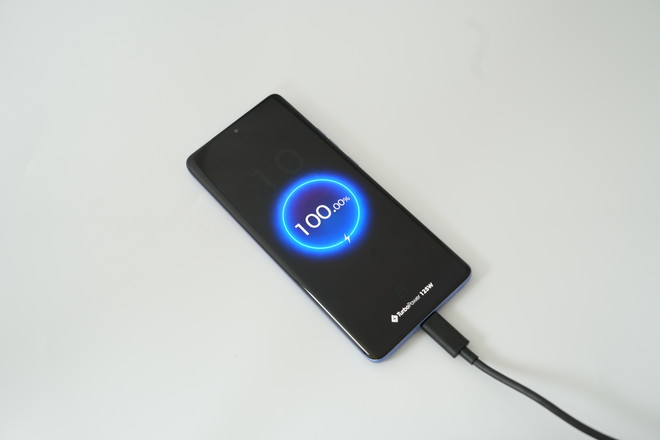 同梱の「125W TurboPowerチャージャー」を使うと、面白いほどスピーディーに充電できる