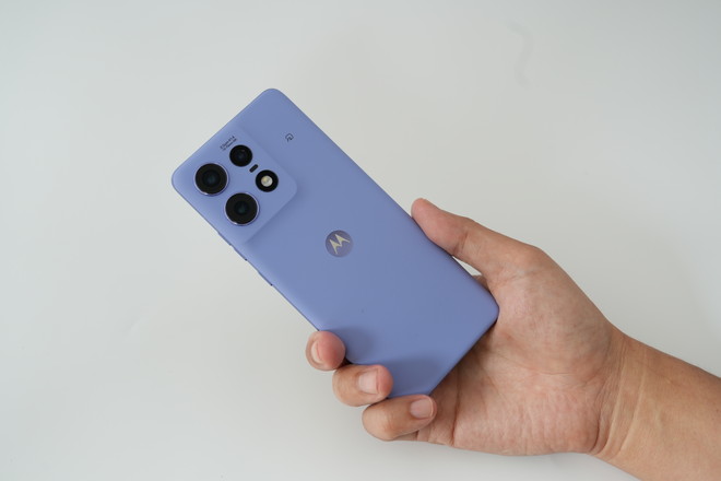 背面パネルにはヴィーガンレザーを使用。マットな質感で、持つ手に馴染みやすい