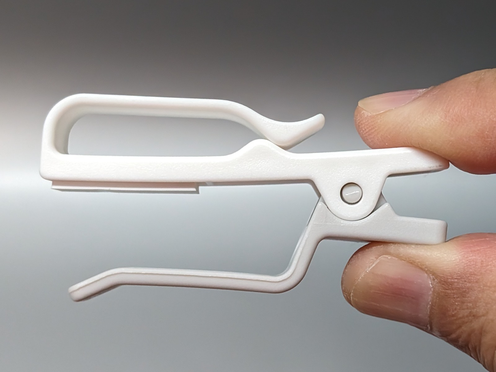 横から見たところ。上にケーブルを挟み、下のクリップ部を棚などに挟み込む