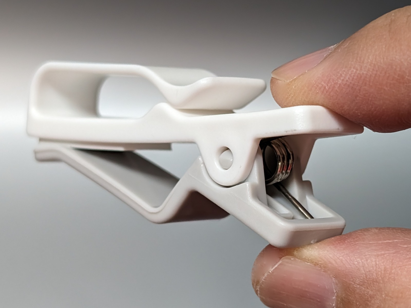 バネで開閉する構造は洗濯バサミなどと大きくは変わらない