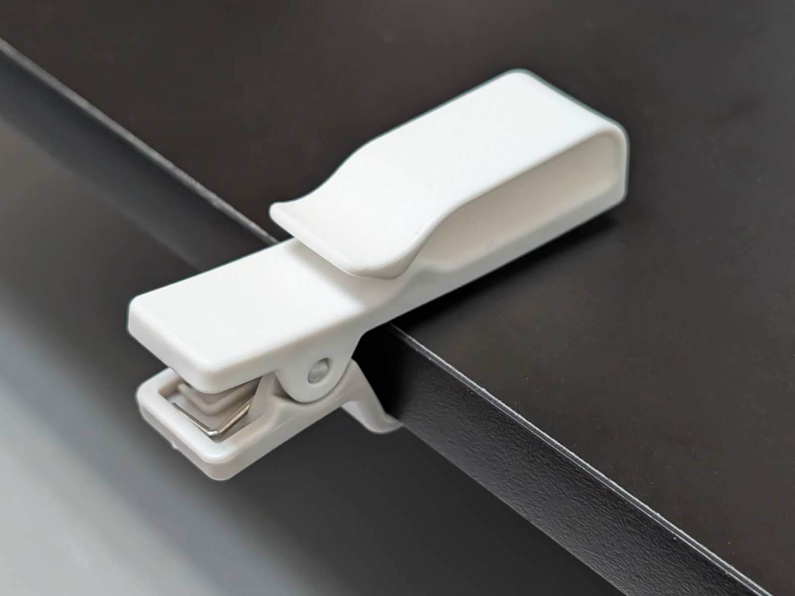 対応する棚の厚みは最大15mmまでと、やや制限が厳しい。厚み違いのバリエーションがあってもよさそうだ