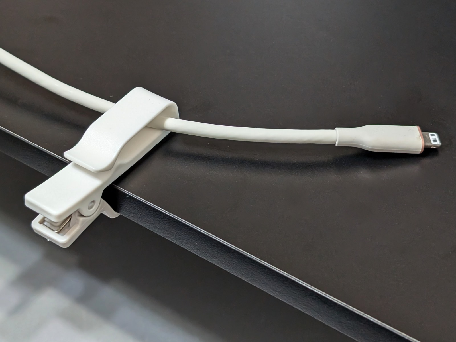 上にケーブルを通して使用する。1本だとスカスカで抜けてしまうことも