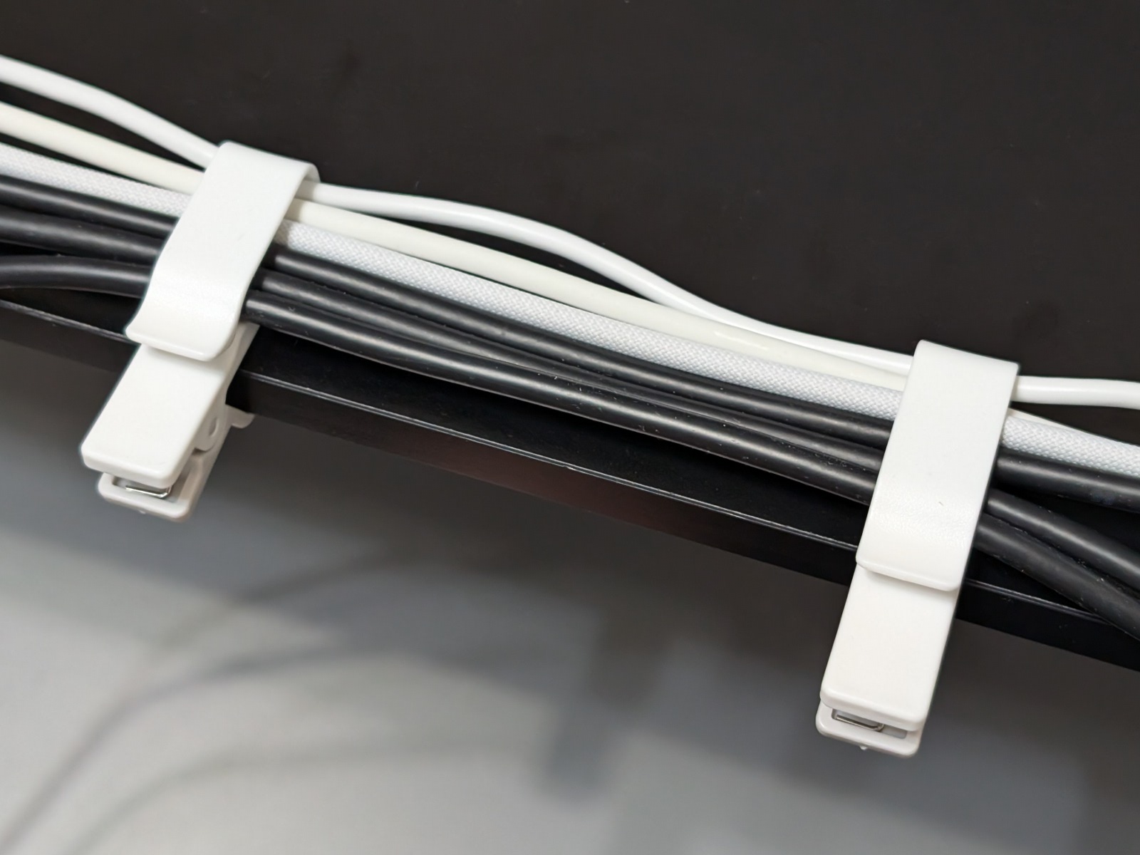 一般的なケーブルであれば5本前後挟み込める。複数の本製品でキープするようにすれば脱落もしづらい