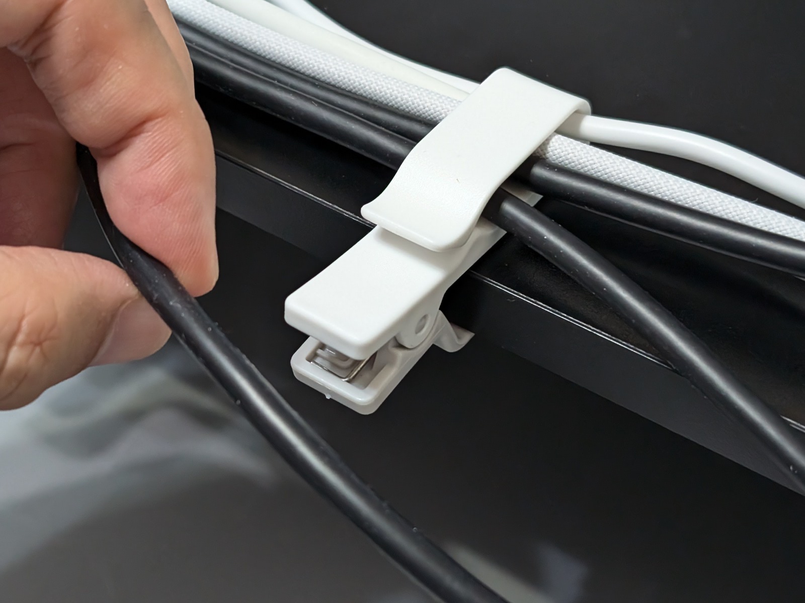 クリップ部はもちろん、挟み込んだケーブルも簡単に取り外せるのは利点だ