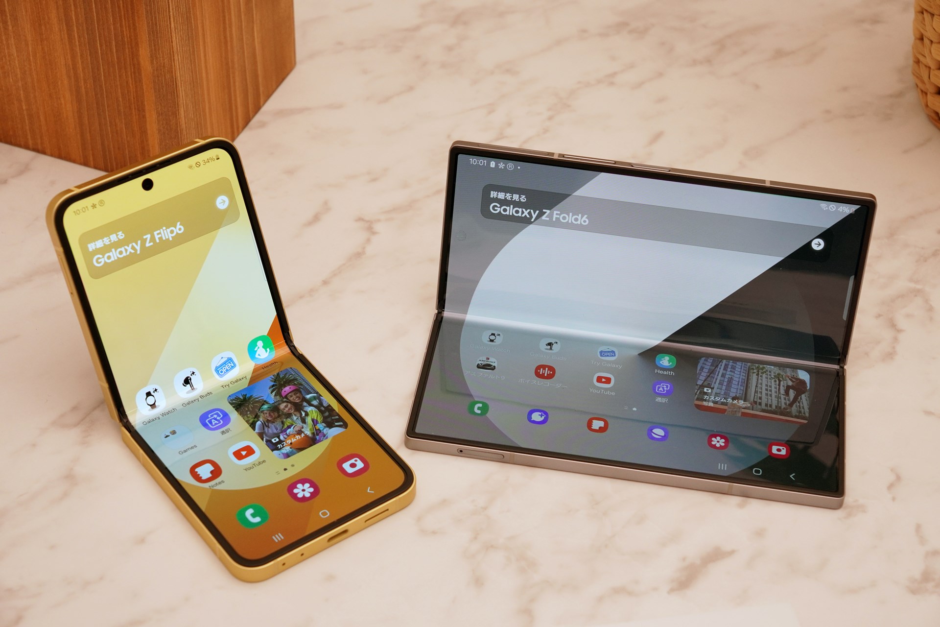 フランスで発表されたGalaxy Z Fold6（右）とGalaxy Z Flip6（左）