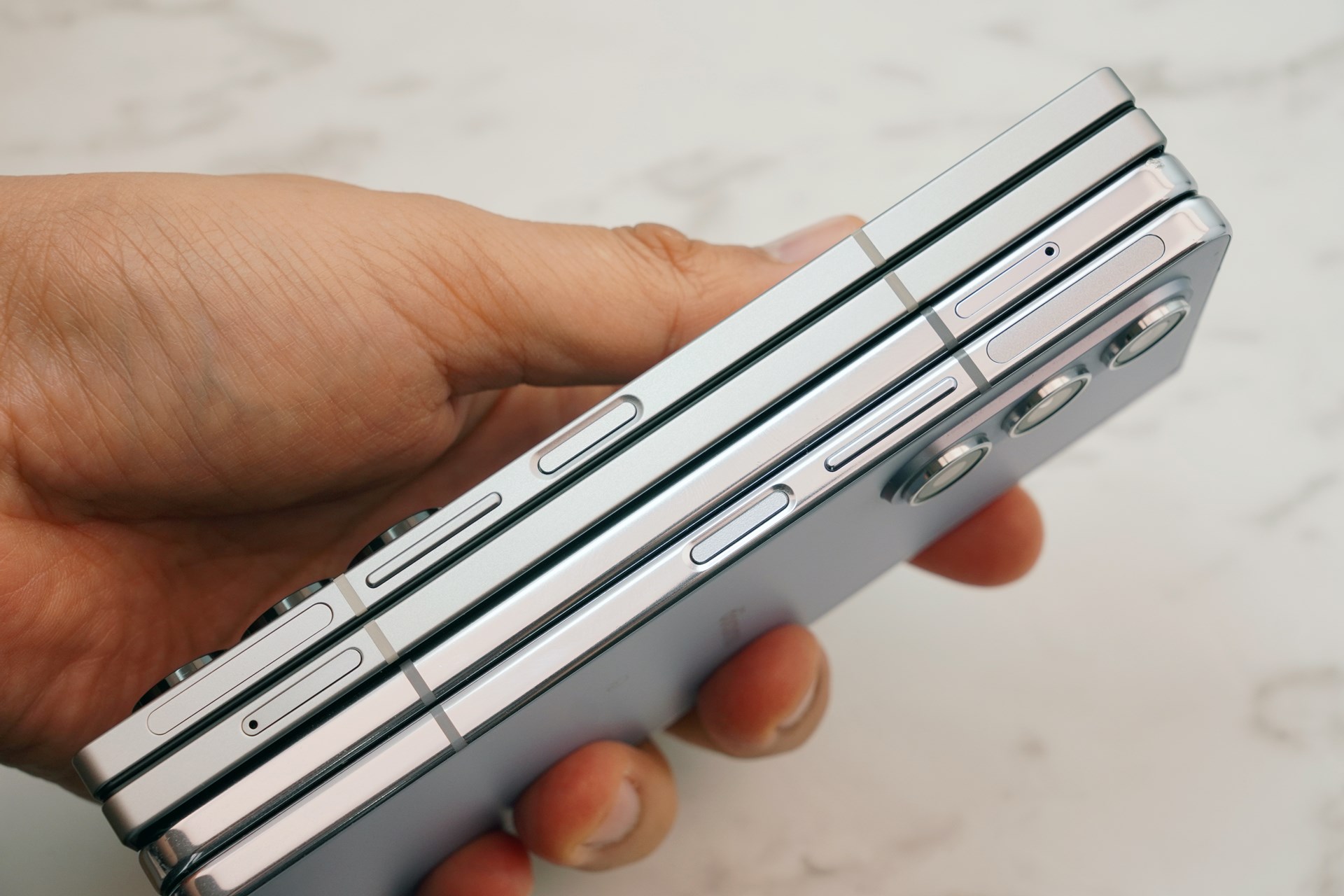 上がGalaxy Z Fold6、下がFold5。フレームの形状がより直線的になり、薄型化している