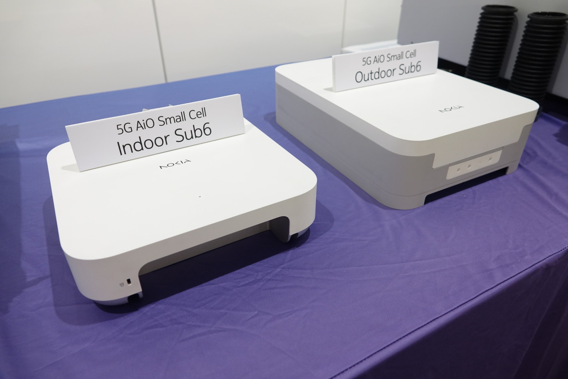 5G対応のスモールセルカバー用のAll in One型基地局装置。5Gコア機能まで内蔵しており、狭い場所を少ない装置でカバーできる。左は屋内用で右が屋外用