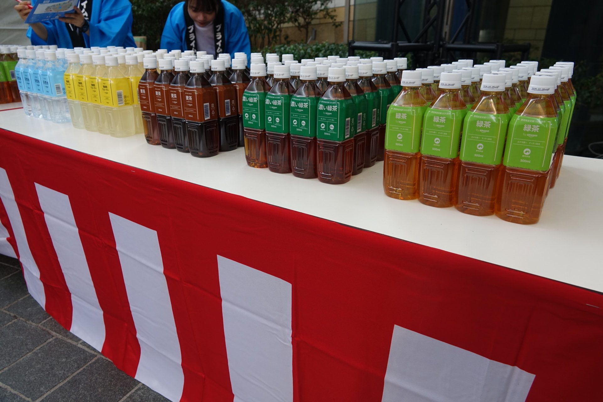 会場内では、ドリンクサービスも