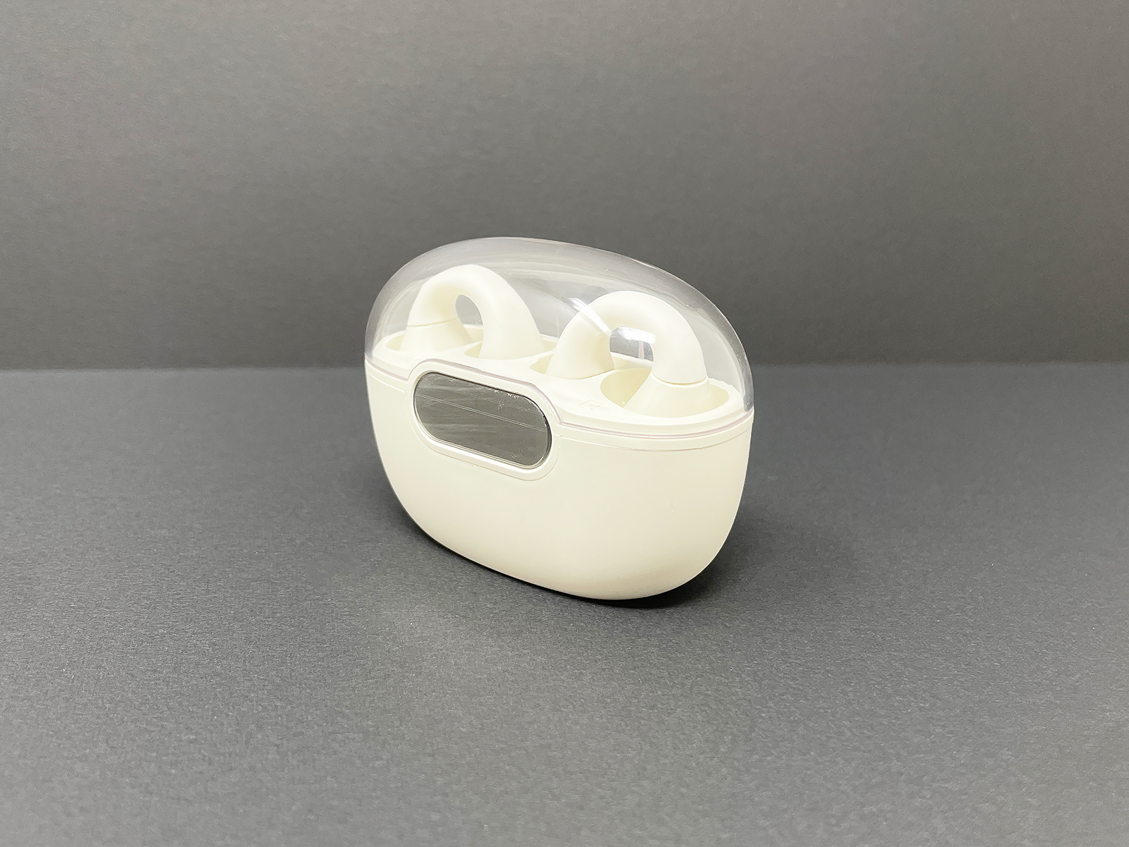 3COINSの「オープンイヤーイヤホン」。ブルー、アイボリー、ピンクの3つのカラーバリエーションからアイボリーを選びました。