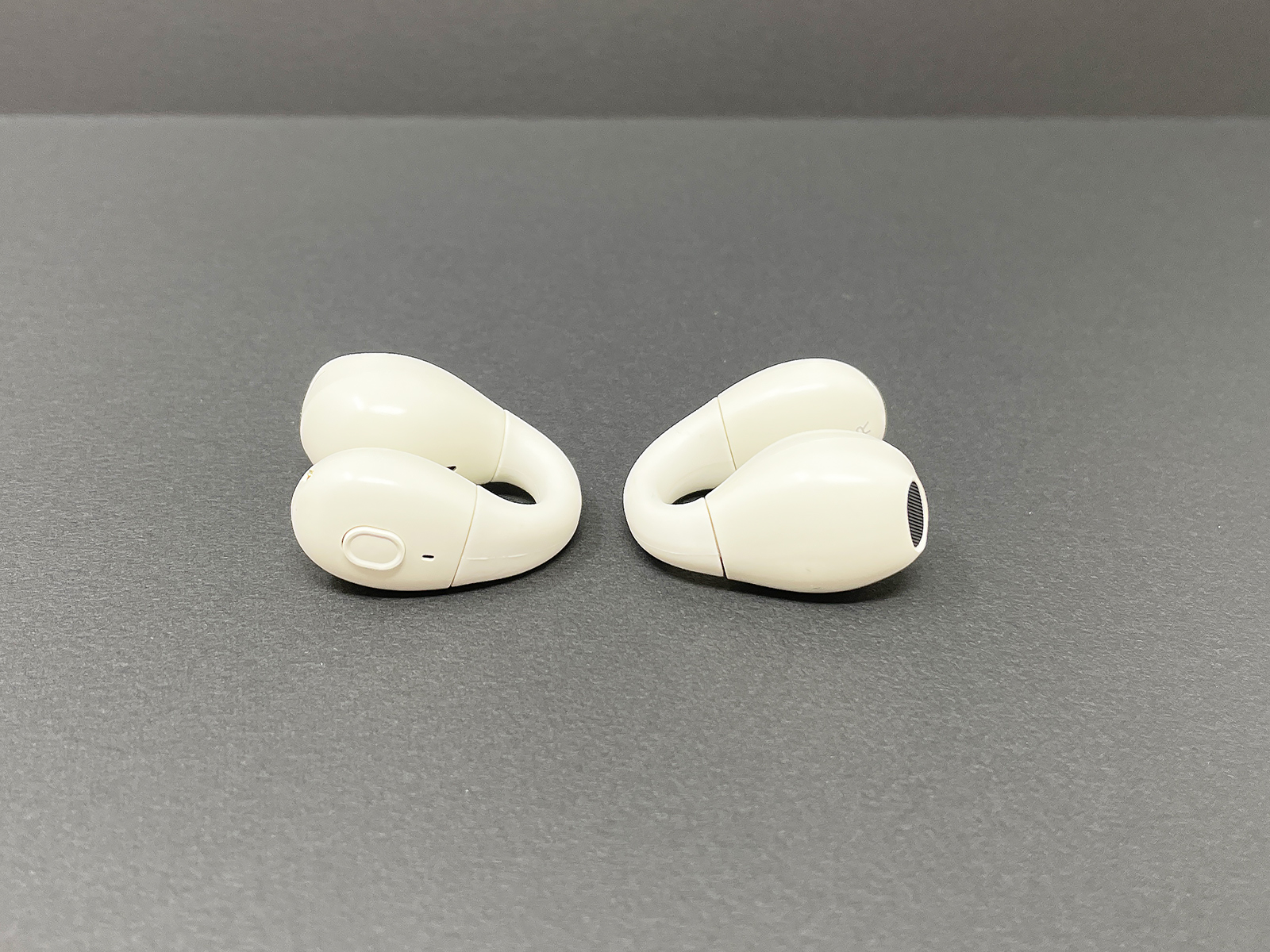 イヤーピースには操作用のボタンとマイクがついています。