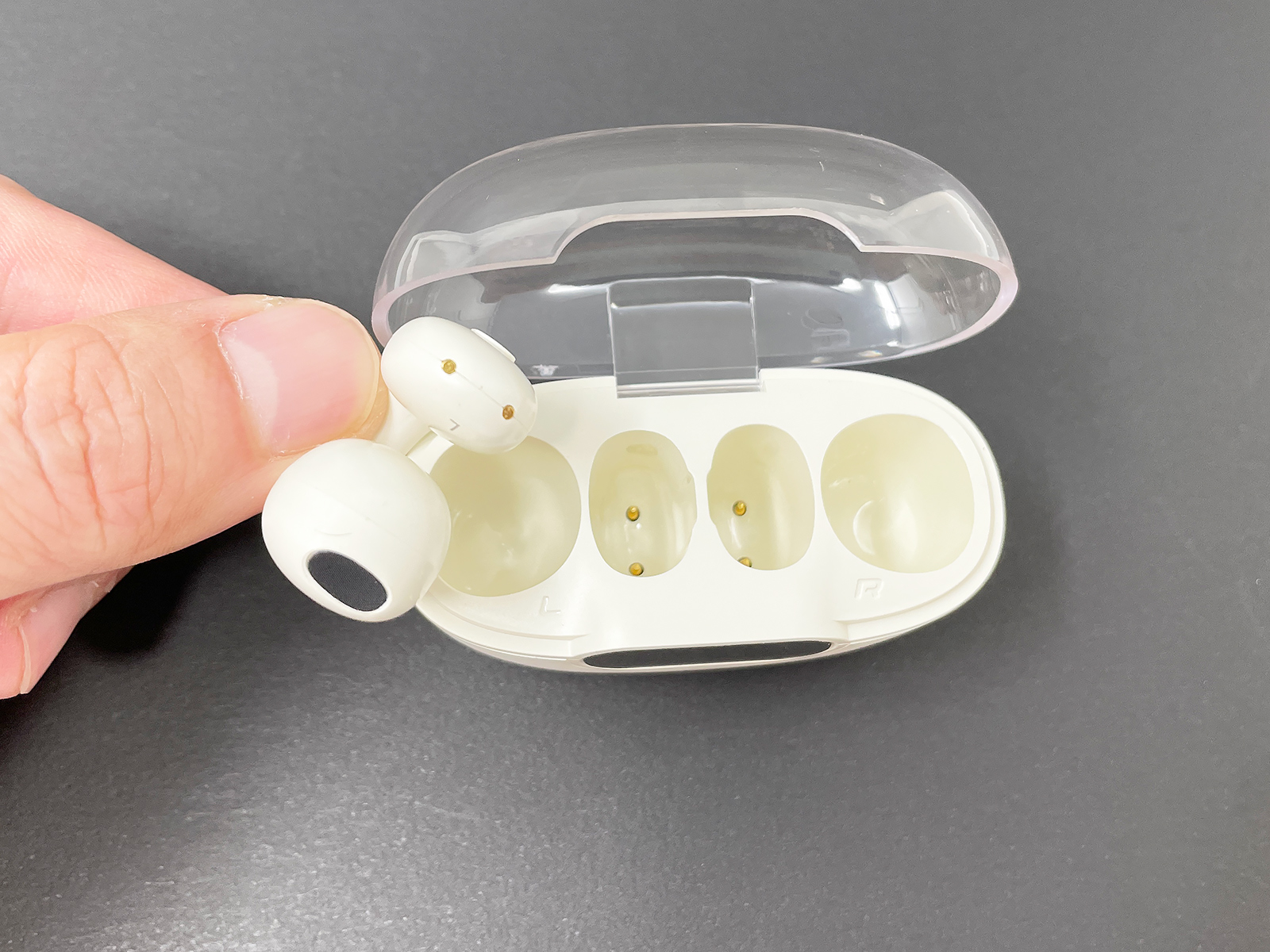 イヤーカフの先端部分に充電端子がついており、ケースに入れて充電します。