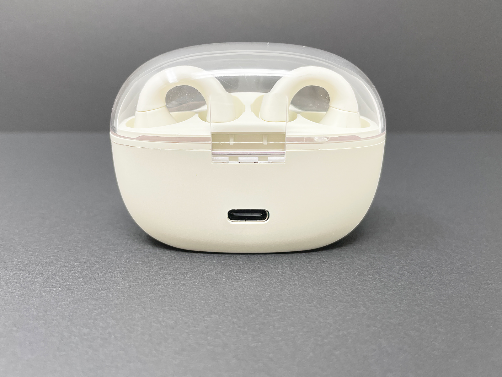 ケースの充電はUSB Type-C端子経由で行います（充電用のケーブルは別売り）。