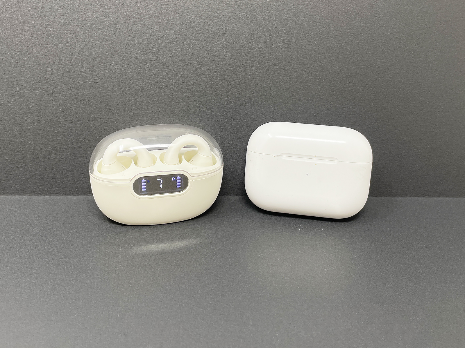 ケースはAppleのAirPods Proとだいたい同サイズ。カバンの中で持ち運ぶ邪魔にもなりません。