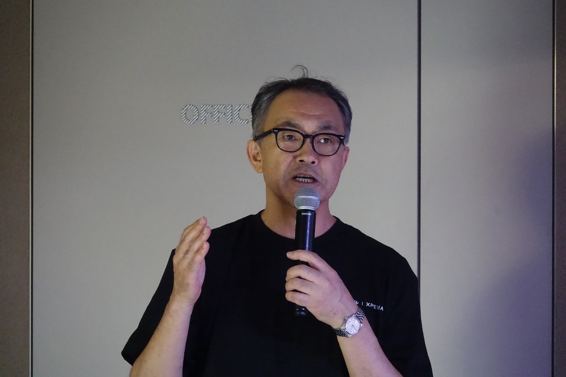 冒頭ではKDDI サービス・商品本部でXperiaを担当する鈴木英二氏が挨拶