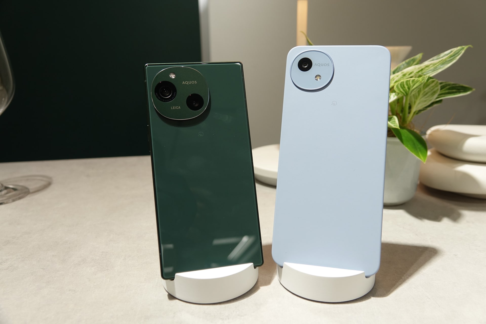 左=「AQUOS R9」、右=「AQUOS wish4」