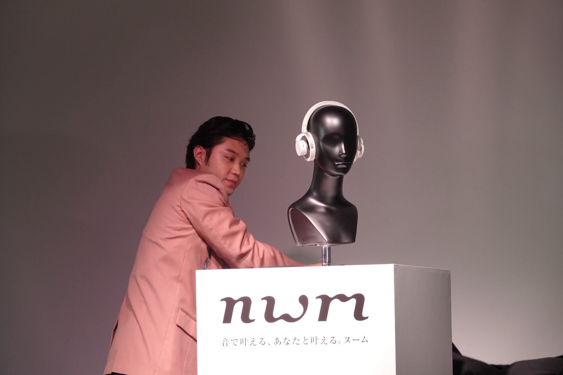 「nwm ONE」の実機を披露する俳優の磯村勇斗