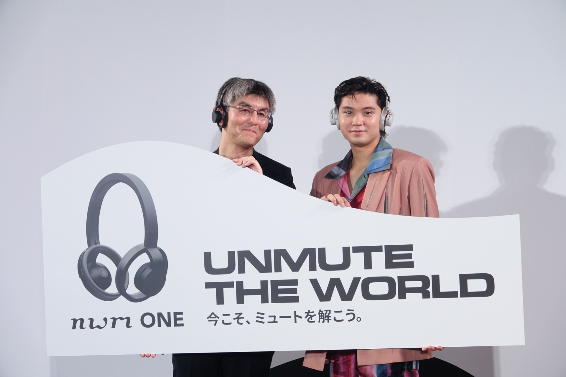 NTTソノリティ 代表取締役社長の坂井博氏と俳優の磯村勇斗