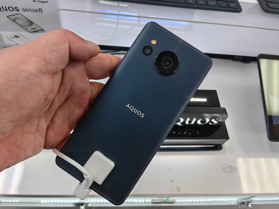 シンガポールで販売が始まったシャープのAQUOSスマホを見てきた