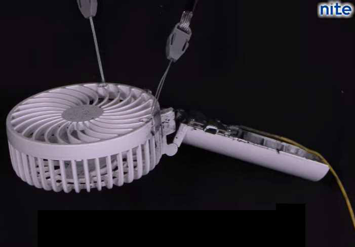 破裂・一部焼損した扇風機