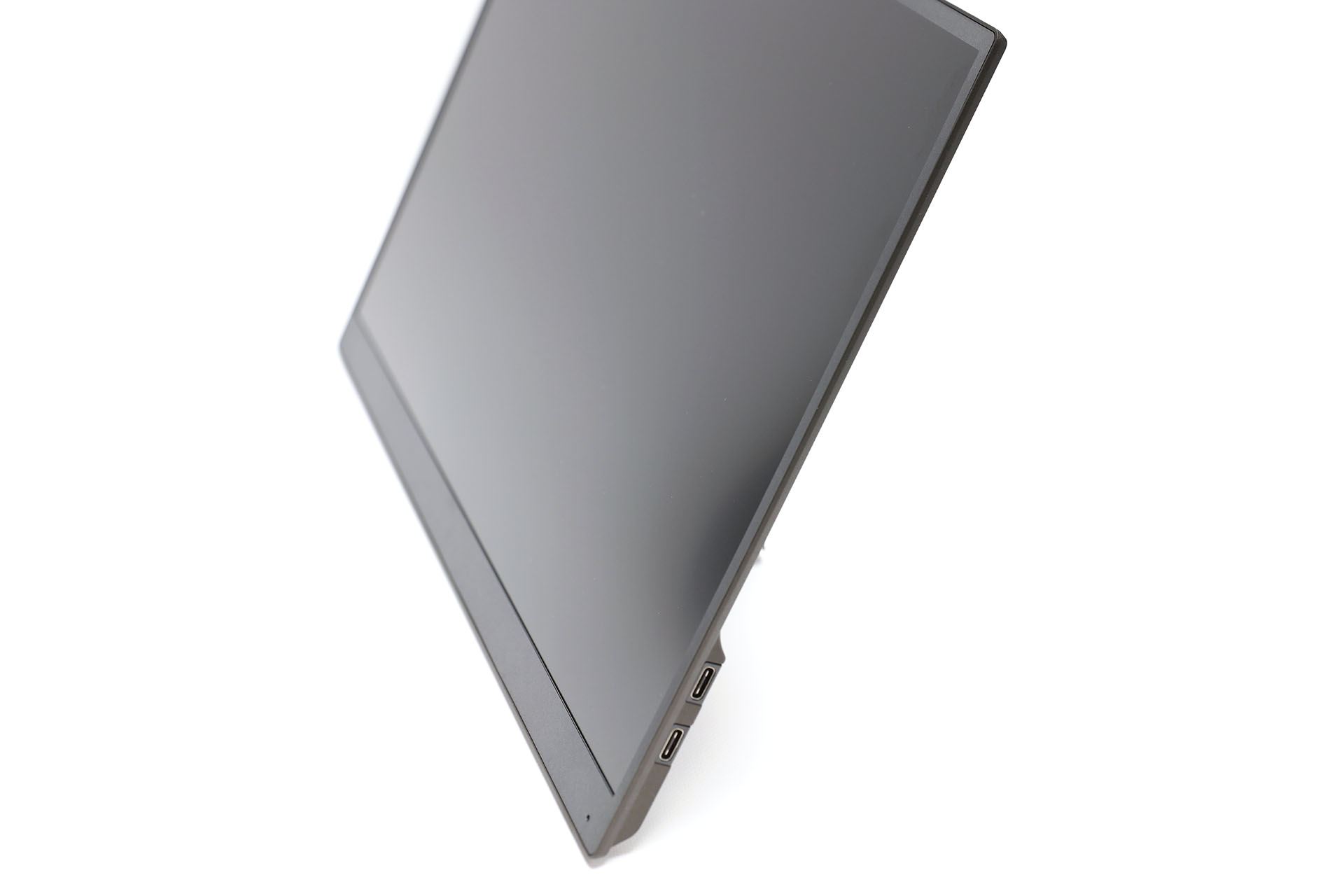 本体右側にUSB-Cポート×2がある。片方のUSB-CポートにPD給電すると、パススルーでノートパソコンなどに充電することができる。なお、USB-CポートにはUSBハブ機能はない。