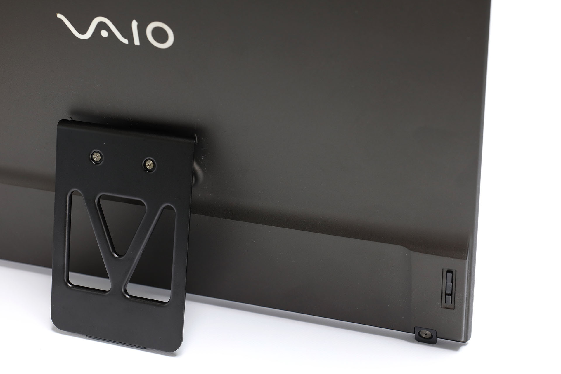 本体左側裏に輝度調節ボタンがある。指先で探って押せる位置と感触があり使いやすい。