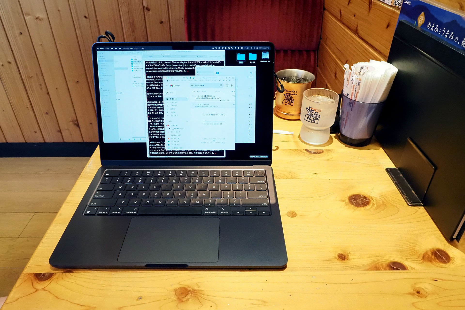 おふたり様な感じの席。モバイルするとおひとり様席になる。でもM3 MacBook Air 13インチの右にはマウスを置けるスペースがある。マウス不使用時ならコーヒーカップをドーンと置ける。