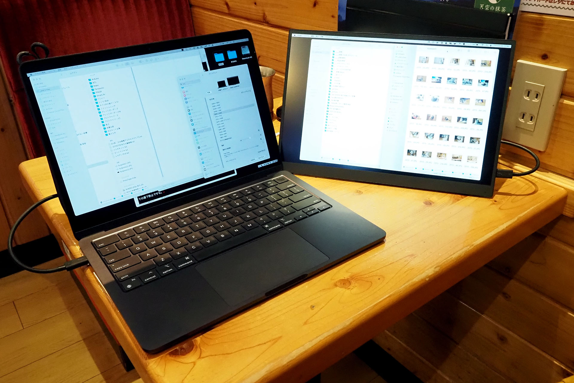 VAIO Vision+ 14背面には90°まで無段階で開く金属製スタンドがあり、横位置なら自立する。ただ、この席だとモバイルモニターディスプレイを置く角度に制限がかなりある。VAIO Vision+ 14を横置きにすると、M3 MacBook Air 13インチの右側にはほとんどスペースがなくなってしまう。