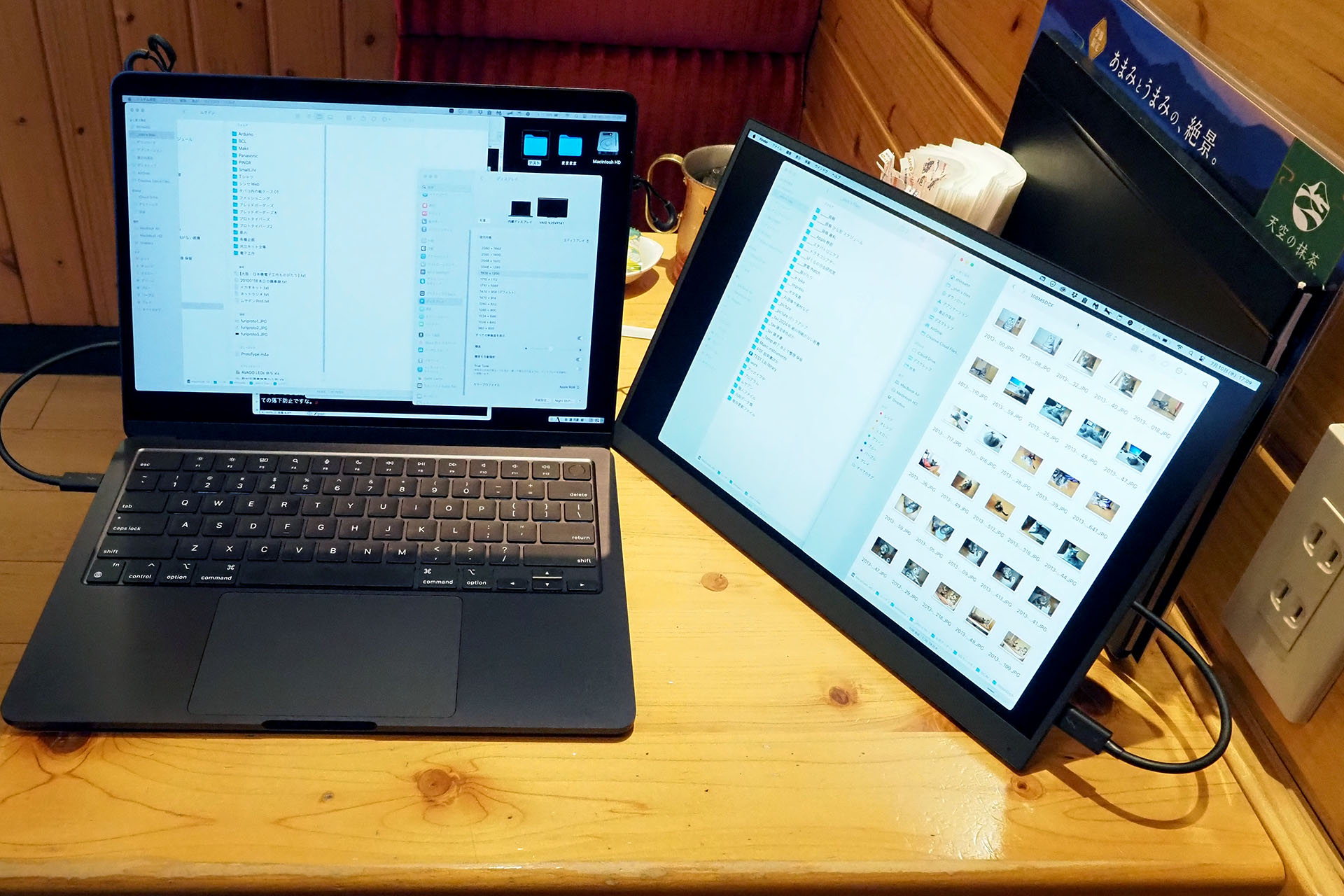 VAIO Vision+ 14背面には90°まで無段階で開く金属製スタンドがあり、横位置なら自立する。ただ、この席だとモバイルモニターディスプレイを置く角度に制限がかなりある。VAIO Vision+ 14を横置きにすると、M3 MacBook Air 13インチの右側にはほとんどスペースがなくなってしまう。