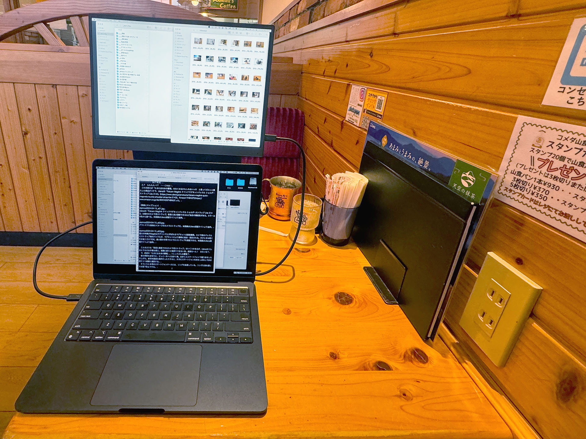 付属のカバースタンドの機能により、VAIO Vision+ 14を13〜14インチ程度のノートパソコンの上に置くこともできる。このときのカバースタンドのフットプリントは、幅22×奥行き18cmくらい。写真よりもノートパソコン手前のスペースを広くすることもできる。右側スペースにはかなり余裕ができた。