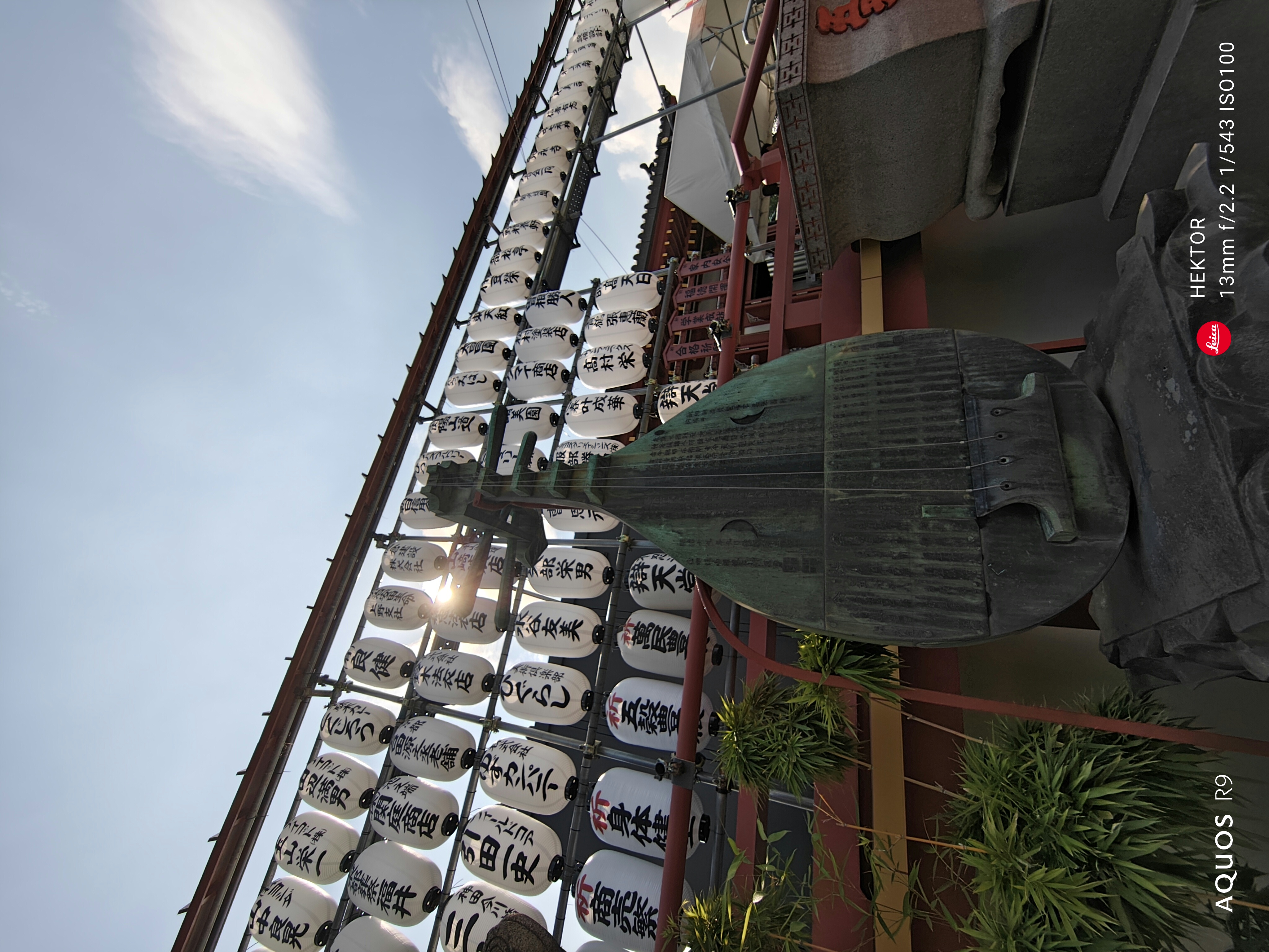 提灯の間から日光が差しているが、この程度の逆光ならイヤなフレアやゴーストの発生は感じられなかった。モニュメントのディテールもいい印象だ