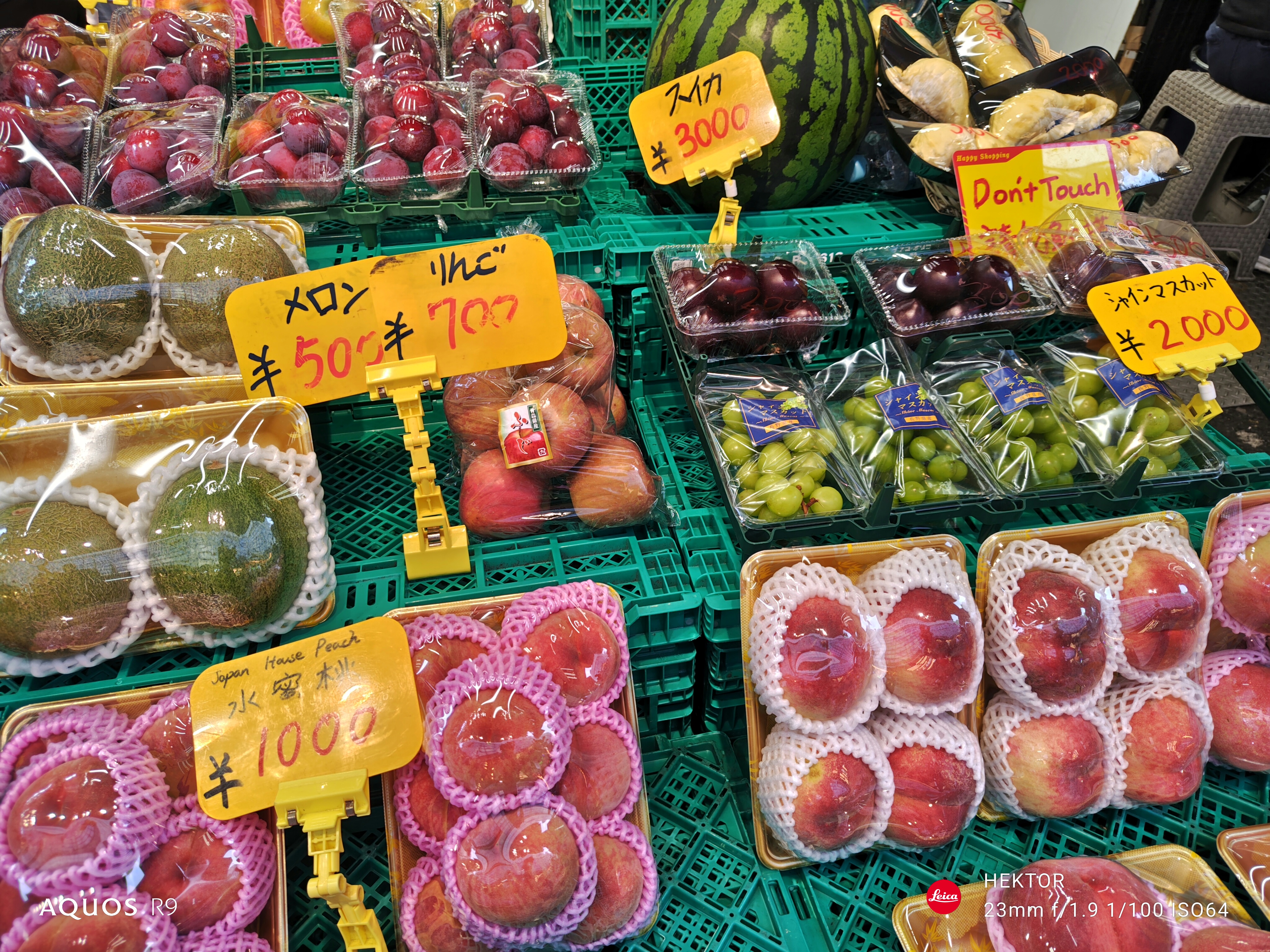 果物を売る露店を撮った。ミックス光源だったが概ね見た目に近い写りになった。色味はちょっと暖色傾向になった