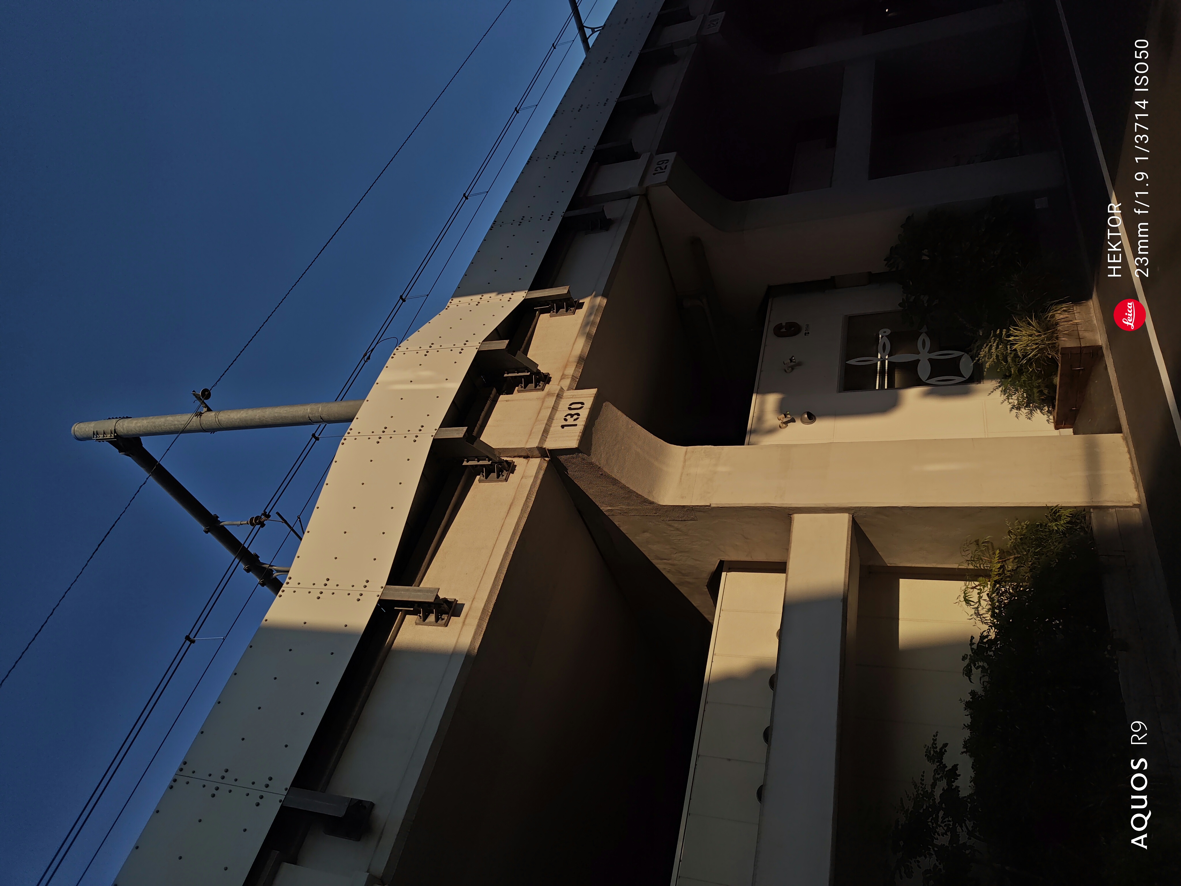 夕日を浴びる橋脚を露出補正でアンダー目に撮影。1/3から半段アンダー目だとライカっぽい仕上がりに