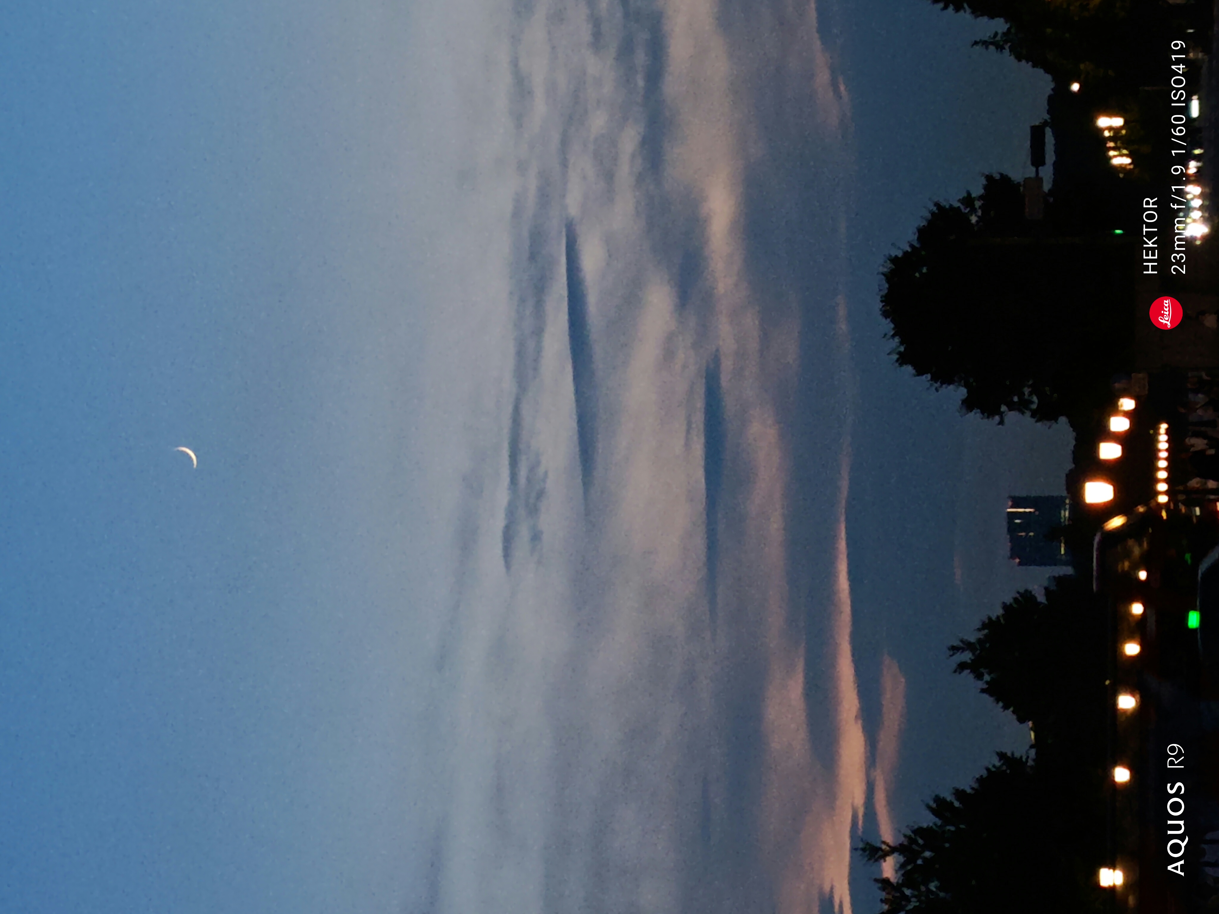 マニュアルモードにして薄暮の月を撮った。ISO感度は419と記されているが、ややノイジーな写りとなった