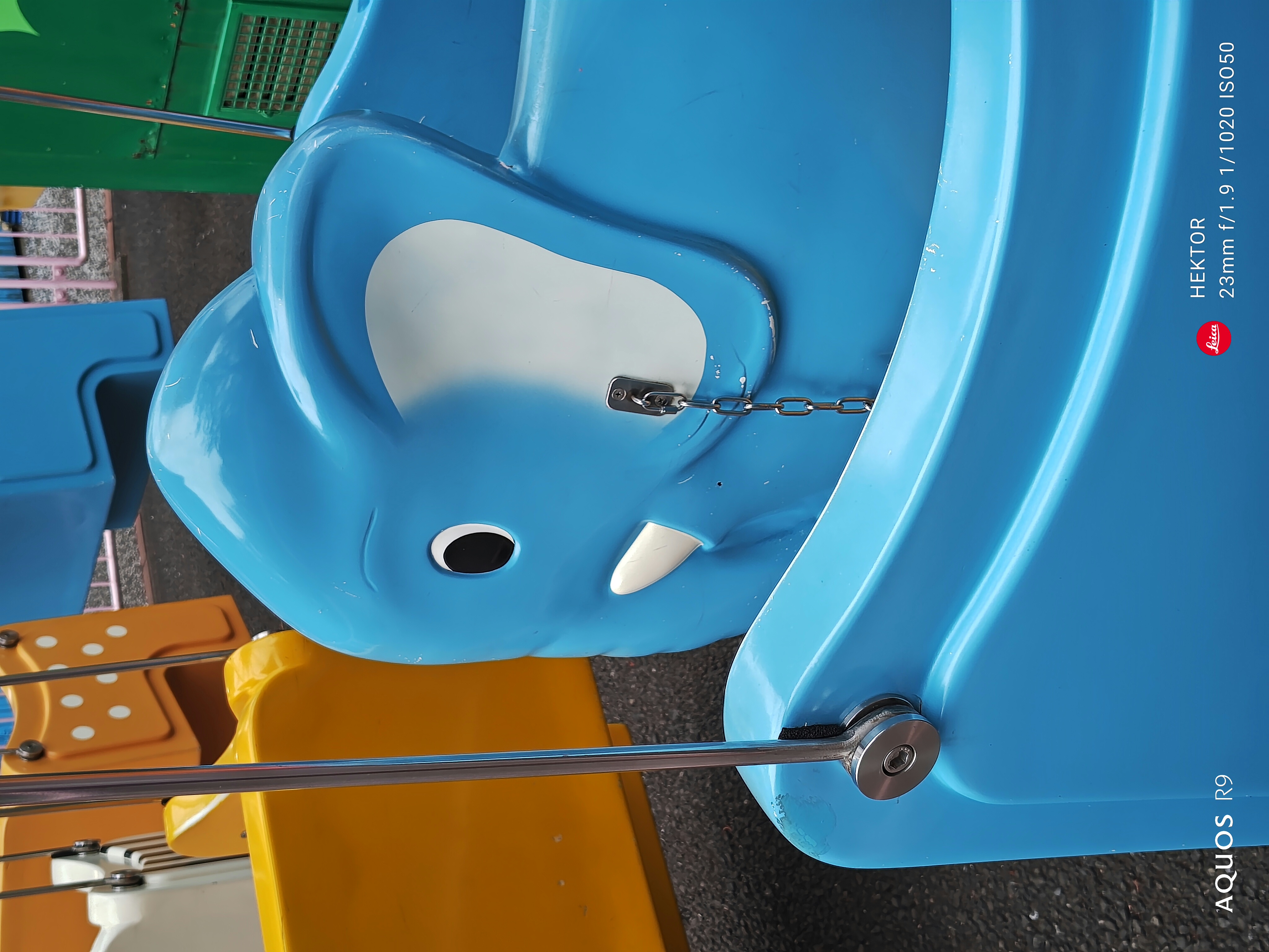 遊具を撮ったが、その素材感と発色が見事。ピント面の精細感が気に入った