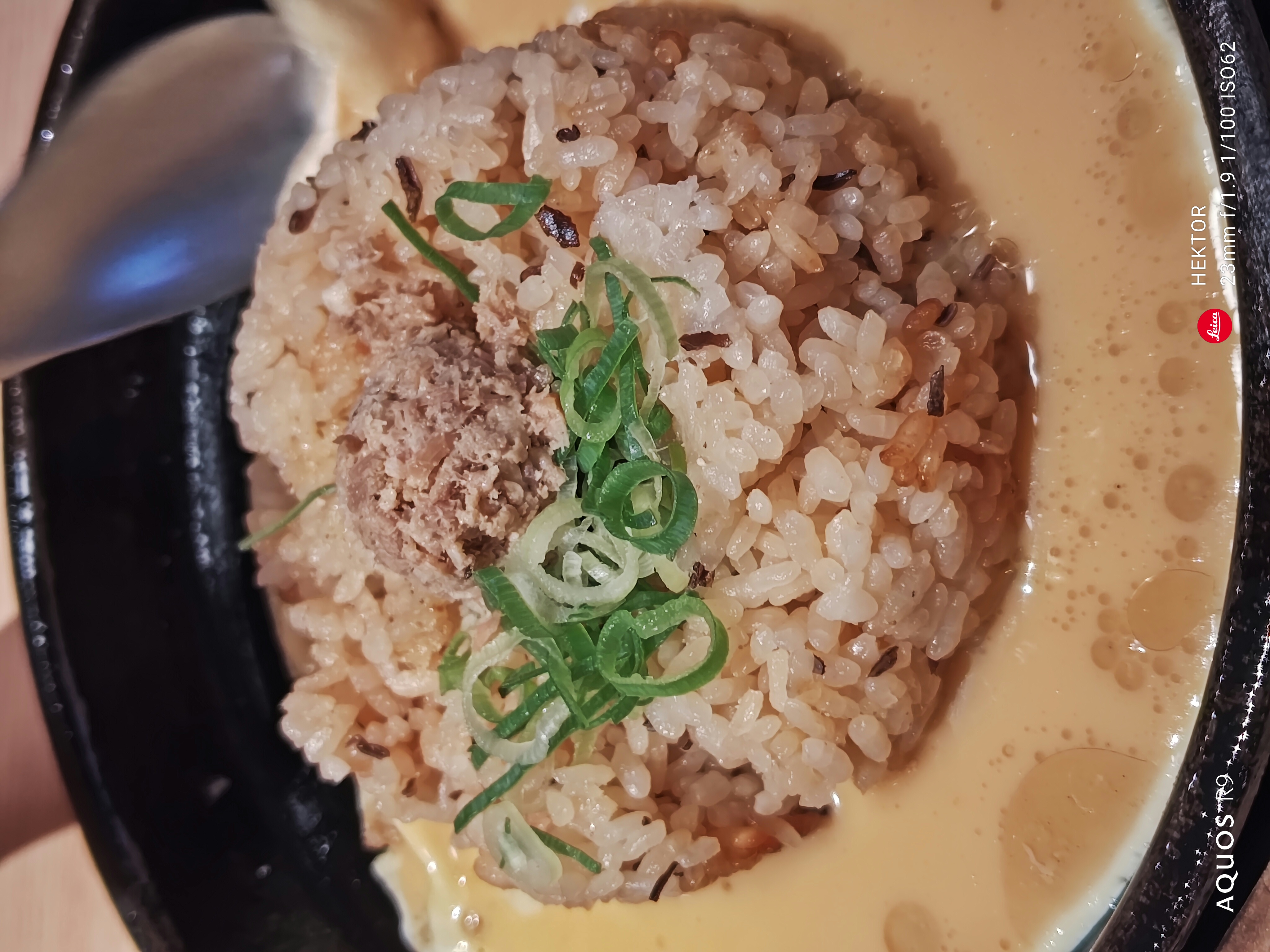夜のラーメン店でチャーハンを撮ったが、オートホワイトバランスが微妙で、色味とシズル感が残念な印象に。ややメシマズ写真となった