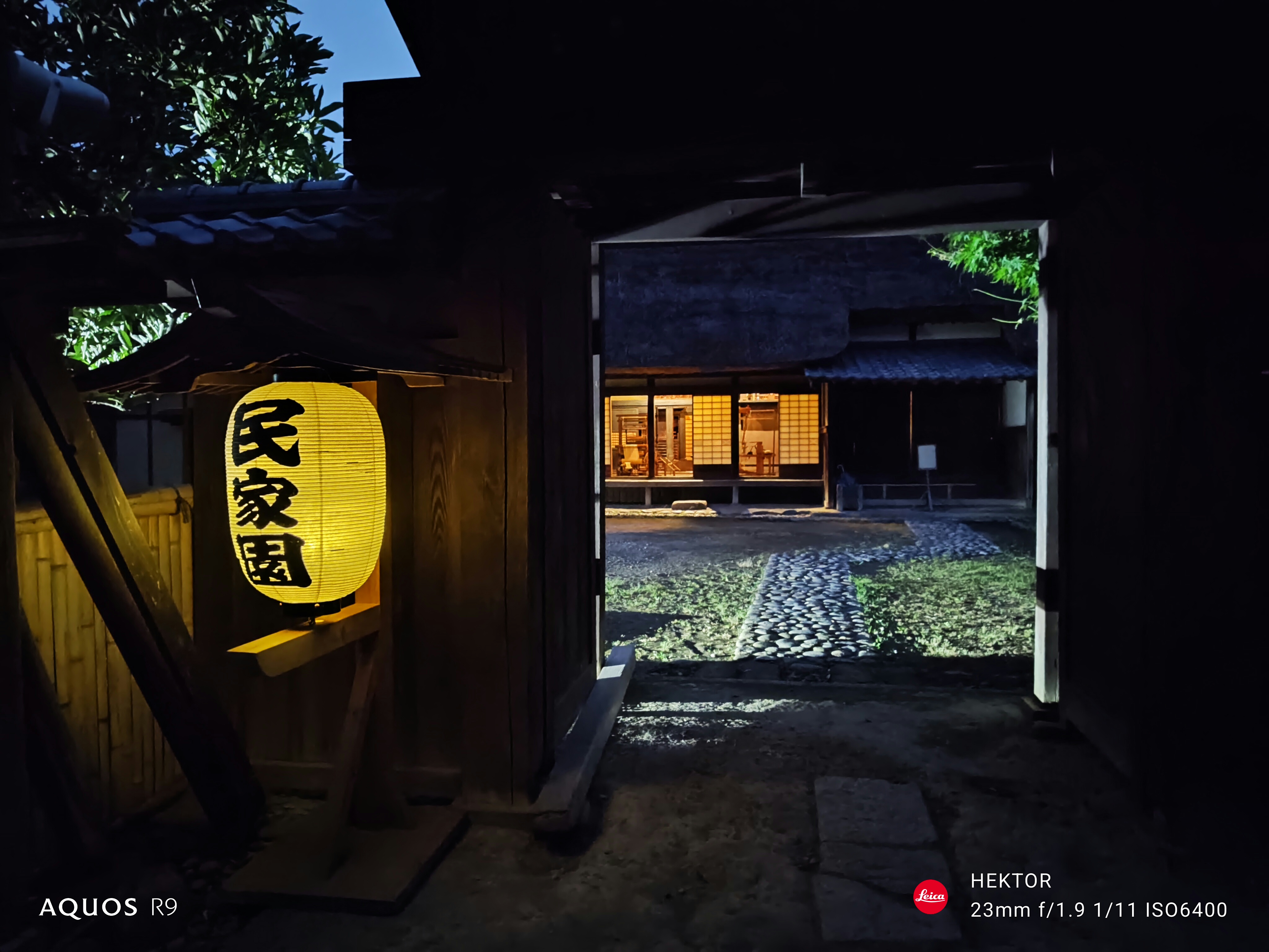 夜間に開放された古民家を訪れた。提灯とライトアップの光というミックス照明だったが、雰囲気よく夏の夜を撮影することができた。ISO感度は6400まで上がったが、思いのほかいい仕上がりとなった